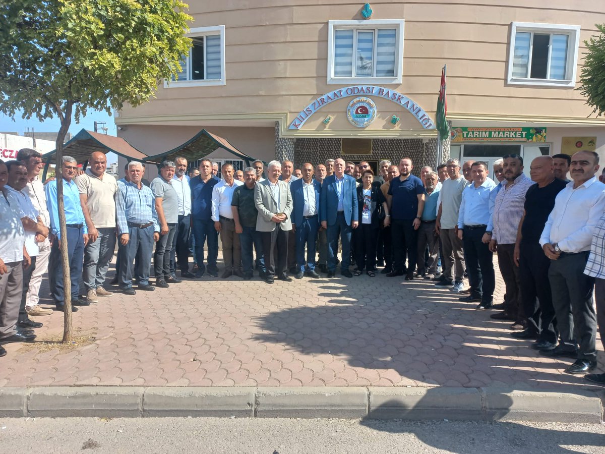 semsibayraktar's tweet photo. Kilis temaslarım çerçevesinde Kilis Ziraat Odamızı ziyaret ederek Oda Başkanlarımız ve üreticilerimizle bir araya geldik. Tarımda yaşanan sorunları, beklentileri ve çözüm önerilerini değerlendirdik.
Üreticimizin yanında olmaya, sesini duyurmaya devam edeceğiz. https://t.co/7sTLNrQdp8