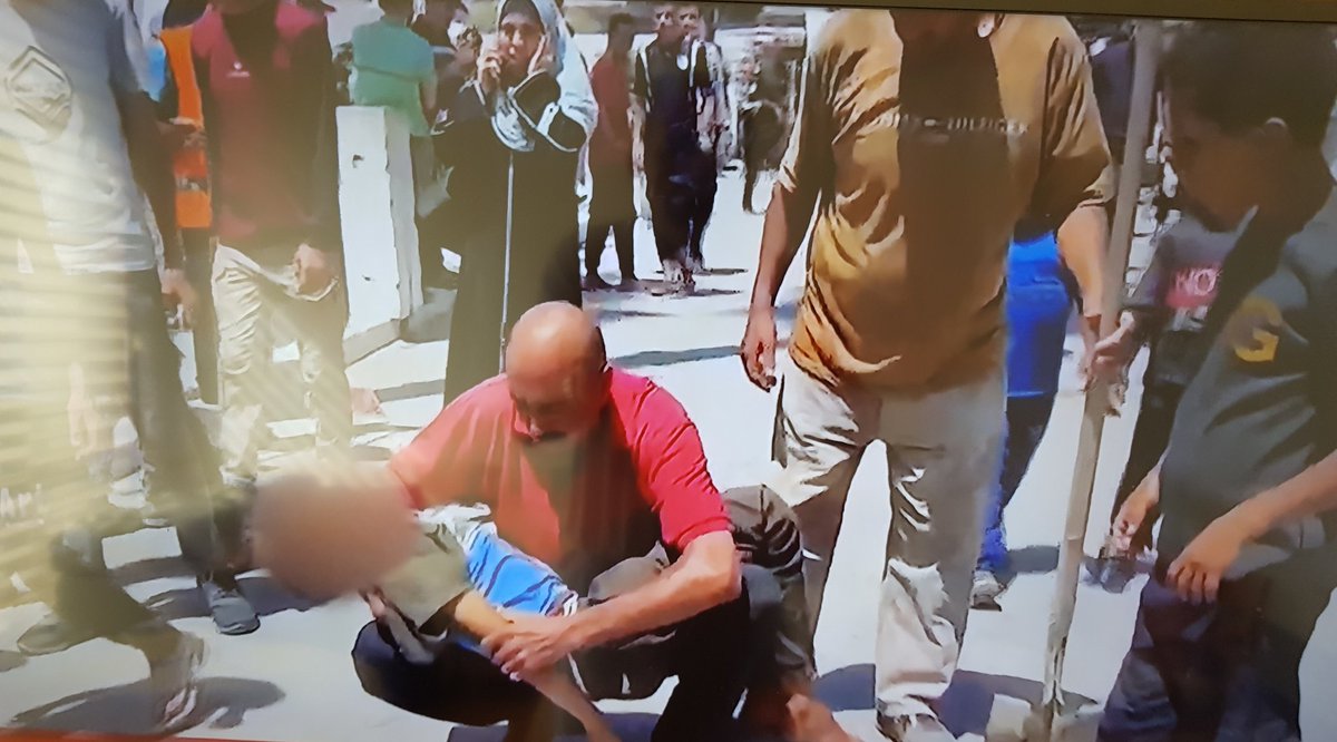 Ánas, llama el padre a su hijo asesinado por la única democracia en M.O. esta mañana, cuando bombardearon un mercado popular con 11 víctimas, entre ellas 4 niños. Se fue Ánas, junto a miles de niños que el 'mundo' mira sin pestañear. Hay 47 muertos hasta el momento hoy en Gaza.