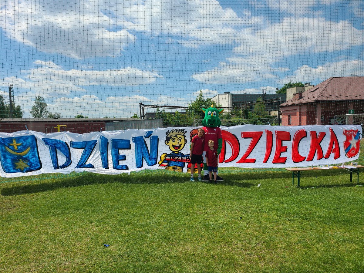 MichalDobry80's tweet photo. Tydzień bez Wisły tygodniem straconym więc do południa sparing #WISPUS a po południu Dzień dziecka połączony z powitaniem wakacji organizowanym przez Wiślacką Trzebinię i naszą młodzież z DOM w Gaju🤗 pod hasłem "W Białej Gwieździe zakochani młodzi Wisły fani!"🟦⬜️🟥 https://t.co/p2x1QVW4yE