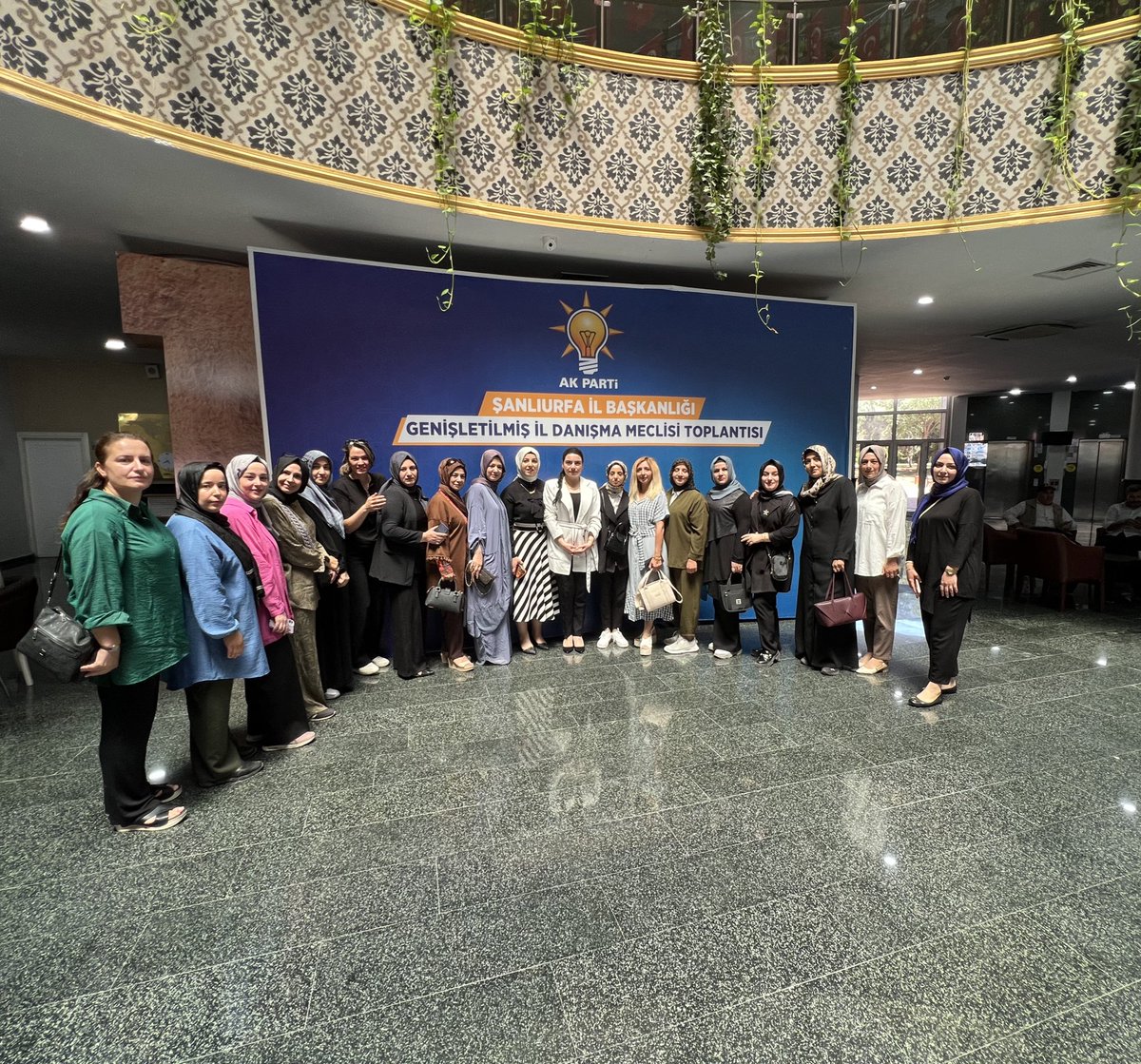 AK Parti Şanlıurfa İl Başkanlığı Genişletilmiş İl Danışma Meclisi Toplantısı

TBMM Başkanvekilimiz Sn. <a href="/bybekirbozdag/">Bekir  Bozdağ</a> başta olmak üzere, İl Başkanımız, Milletvekillerimiz, MKYK Üyelerimiz, İlçe ve Belediye Başkanlarımız, Belediye Meclis Üyelerimiz ve kıymetli teşkilat