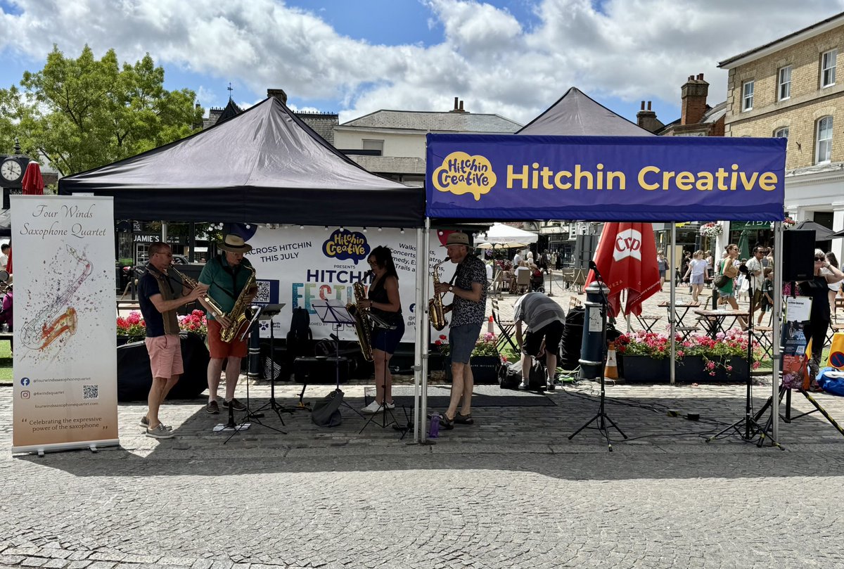 Having a fun <a href="/HitchinCreative/">Hitchin Creative</a> day #HitchinCreative in the very warm town centre… 
Folks buying local fables as well as the novel and comic bundle!!