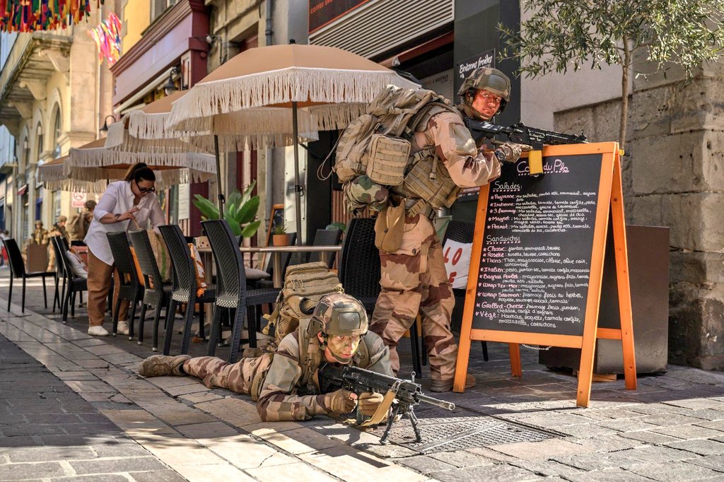 "Protect this French terrace at all cost"
French army exercise in Carcassonne.
