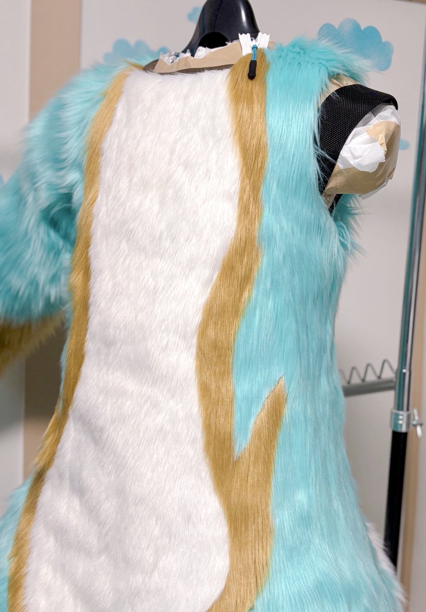 アメノートのボディのファスナーは前から脇腹にかけて斜めに取り付けています🪡
こうすることで1人で着ることができる&amp;ファスナーが目立ちにくくなります