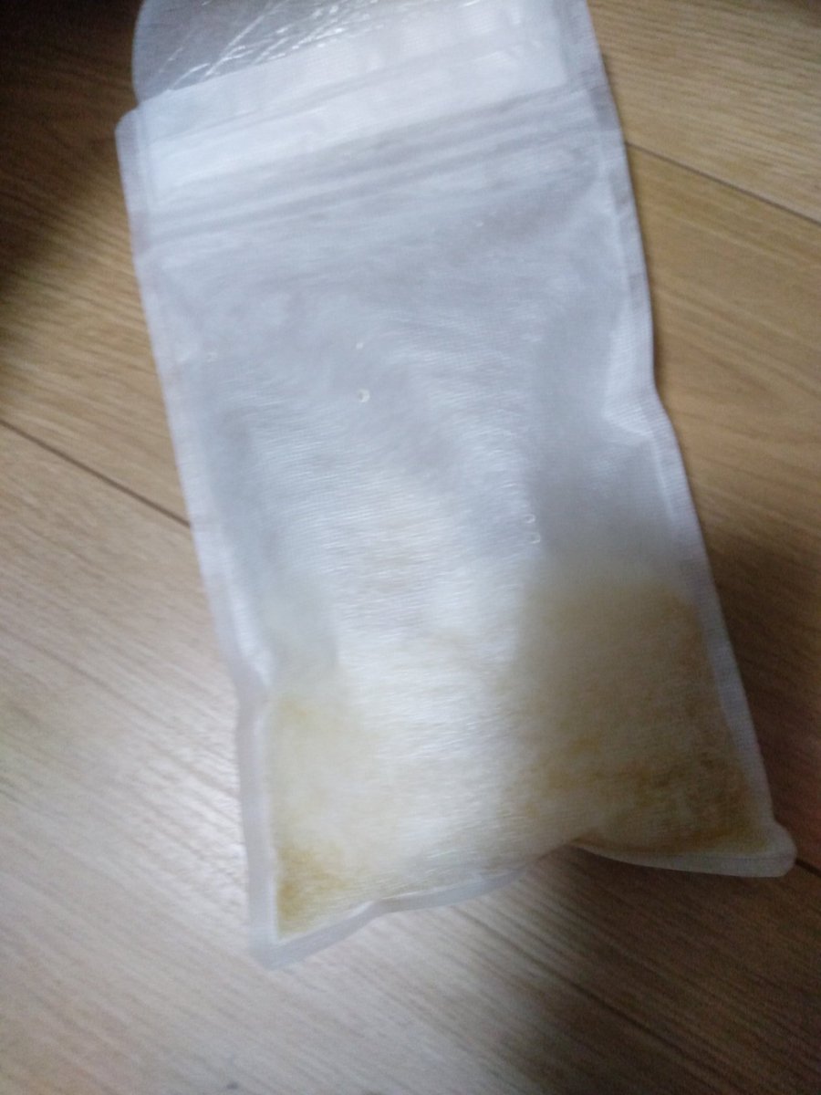 mkhv_w's tweet photo. 携帯用トイレにおしっこ🚻 音��げたら聞こえるかも
 #おしっこ  #放尿  #piss  #おしがま https://t.co/vCE70dKMzW