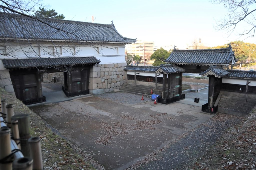 めちゃシロスキー (@highhillhide) on Twitter photo <丸亀城>の”城門”を巡るー”大手二の門”と”御殿表門”が重文で健在の城門
#丸亀城 #丸亀市 #日本100名城 #大手門 #高麗門 #桝形 #御殿表門 #薬医門 #番所 #重要文化財 #生駒親正 #生駒騒動 #京極高和 #お城
⇒ ameblo.jp/highhillhide/e… #アメブロ <a href="/ameba_official/">Ameba Topics</a>より <丸亀城>の”城門”を巡るー”大手二の門”と”御殿表門”が重文で健在の城門
#丸亀城 #丸亀市 #日本100名城 #大手門 #高麗門 #桝形 #御殿表門 #薬医門 #番所 #重要文化財 #生駒親正 #生駒騒動 #京極高和 #お城
⇒ ameblo.jp/highhillhide/e… #アメブロ <a href="/ameba_official/">Ameba Topics</a>より