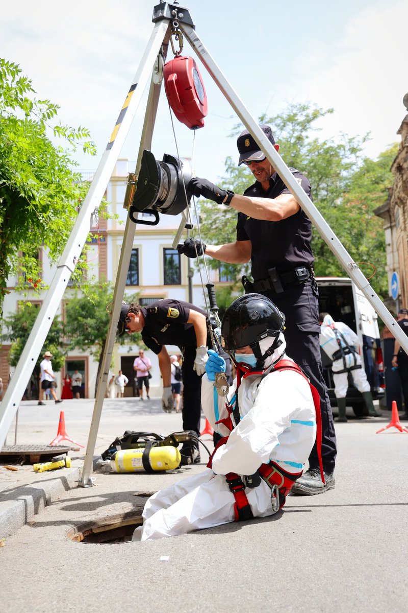 policia's tweet image. Nuestros agentes 👮🏻‍♂️👮‍♀️ ya están trabajando en #Sevilla por la #seguridad de las delegaciones de los 150 países que asistirán a la Cumbre de la @ONU_es 🇺🇳

#seguridad #CumbreONU
#UIP #GuíasCaninos #Subsuelo