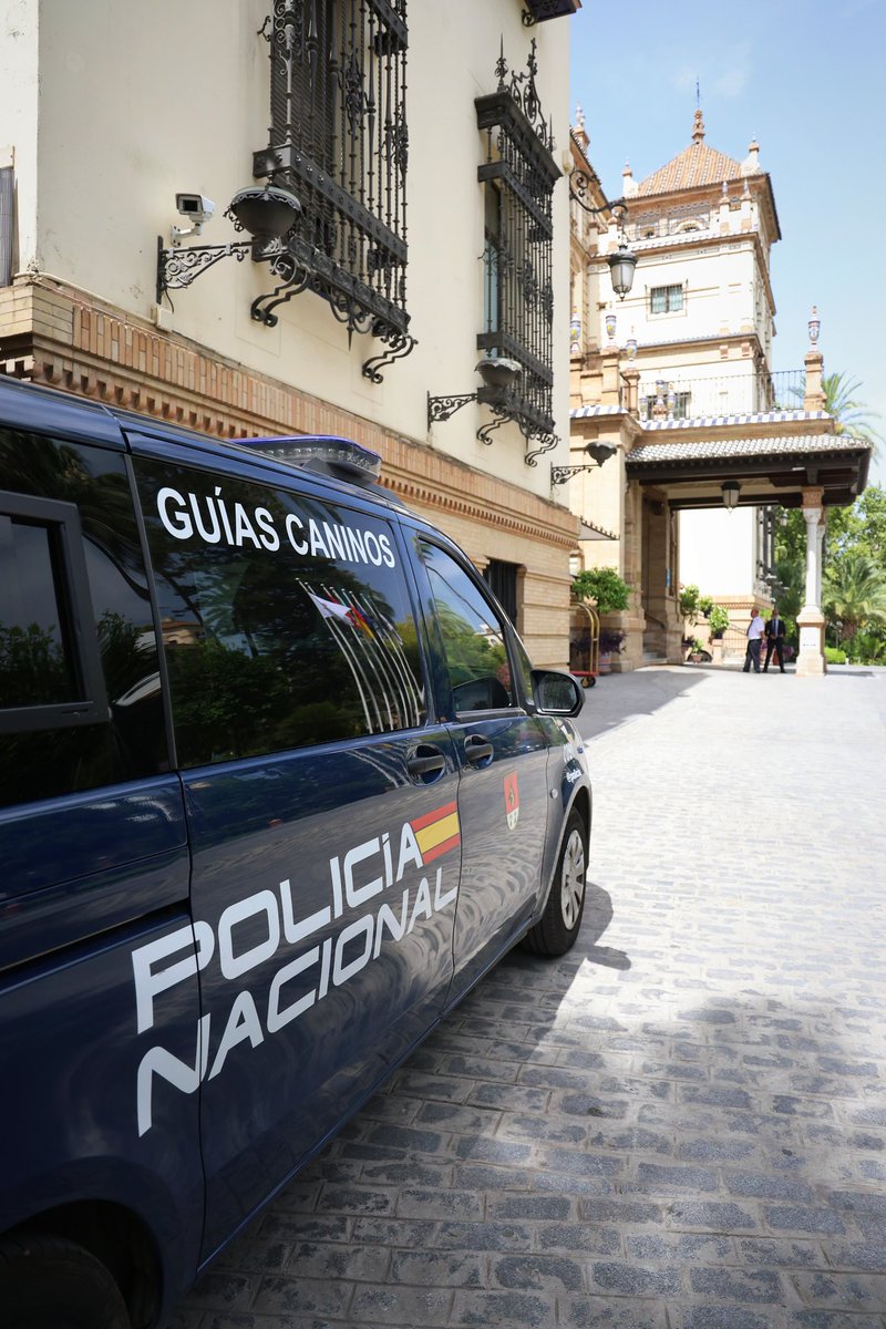 policia's tweet image. Nuestros agentes 👮🏻‍♂️👮‍♀️ ya están trabajando en #Sevilla por la #seguridad de las delegaciones de los 150 países que asistirán a la Cumbre de la @ONU_es 🇺🇳

#seguridad #CumbreONU
#UIP #GuíasCaninos #Subsuelo