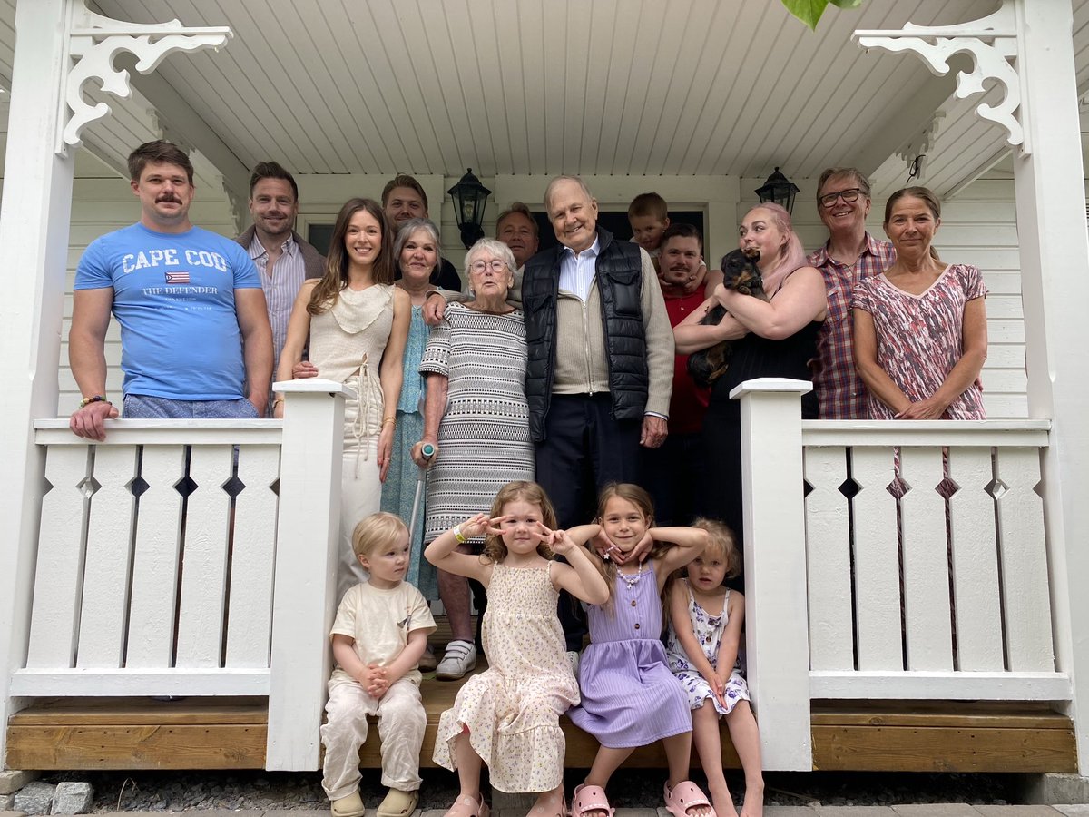 Pappa Börje, 87 år. Kalas med barn, barnbarn och barnbarnsbarn.