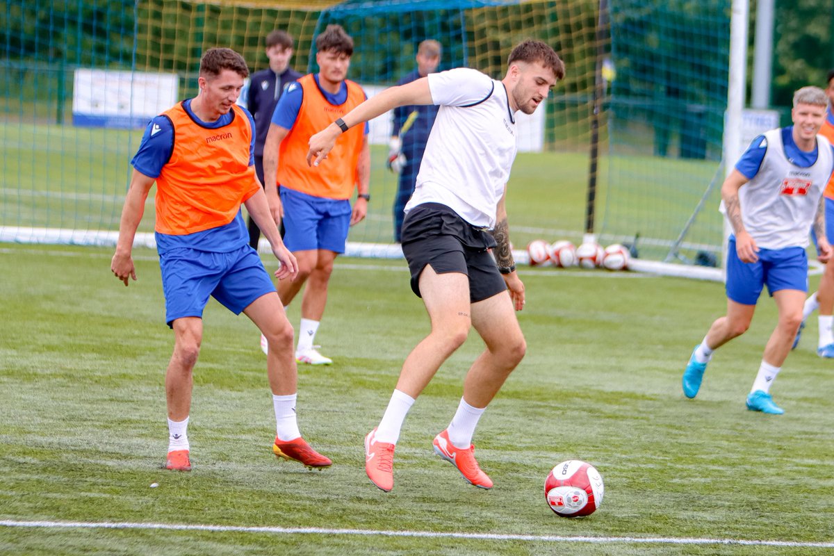 Our new centre back getting stuck in 💪

#UTA⚓️