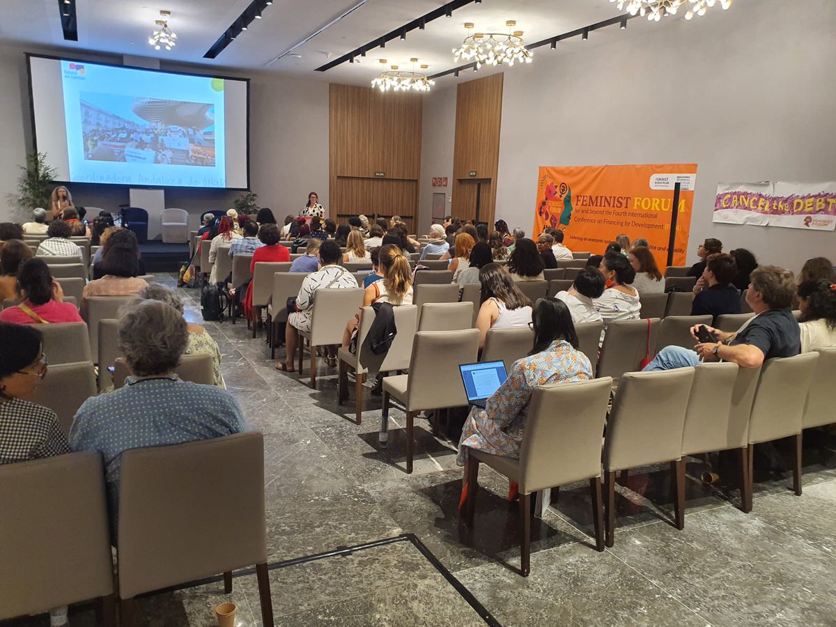 GCAP_LAC's tweet photo. Hoy cerramos con fuerza el Foro Feminista más allá de la #FpD4. Desde una mirada feminista, debatimos desafíos globales, propusimos alternativas transformadoras y fortalecimos alianzas por la justicia económica, los cuidados y la igualdad. #FfD4
#FeministRedFlag #Feminists4FfD https://t.co/0yEWWAUSiY