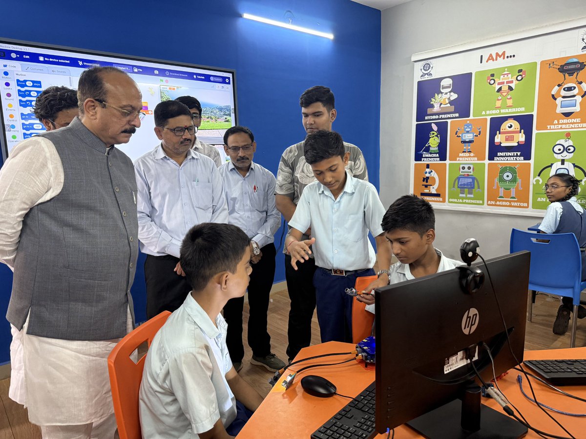 ashishsood_bjp's tweet image. आज सूरत में सुमन हाईस्कूल नं. 6, उधना का दौरा किया और सूरत महानगरपालिका द्वारा संचालित नई शिक्षा प्रणाली की समीक्षा की।

विद्यार्थियों को स्मार्ट बोर्ड के ज़रिए पढ़ते देखना, AI और रोबोटिक्स लैब में उनका नवाचार देखना एक प्रेरणादायक अनुभव रहा। ड्रोन, 3D प्रिंटर और सेंसर आधारित…