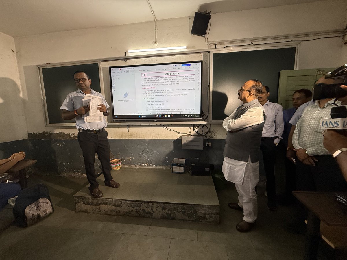 ashishsood_bjp's tweet image. आज सूरत में सुमन हाईस्कूल नं. 6, उधना का दौरा किया और सूरत महानगरपालिका द्वारा संचालित नई शिक्षा प्रणाली की समीक्षा की।

विद्यार्थियों को स्मार्ट बोर्ड के ज़रिए पढ़ते देखना, AI और रोबोटिक्स लैब में उनका नवाचार देखना एक प्रेरणादायक अनुभव रहा। ड्रोन, 3D प्रिंटर और सेंसर आधारित…