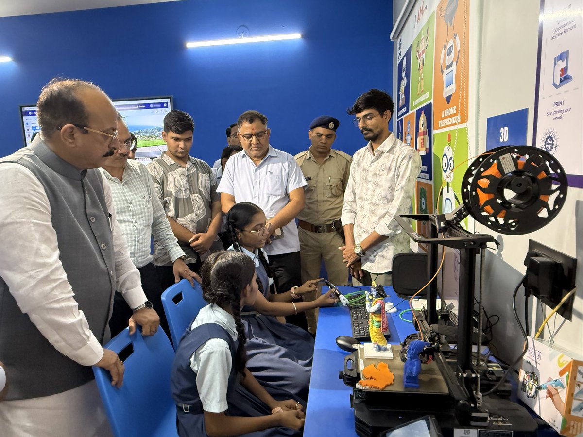 ashishsood_bjp's tweet image. आज सूरत में सुमन हाईस्कूल नं. 6, उधना का दौरा किया और सूरत महानगरपालिका द्वारा संचालित नई शिक्षा प्रणाली की समीक्षा की।

विद्यार्थियों को स्मार्ट बोर्ड के ज़रिए पढ़ते देखना, AI और रोबोटिक्स लैब में उनका नवाचार देखना एक प्रेरणादायक अनुभव रहा। ड्रोन, 3D प्रिंटर और सेंसर आधारित…