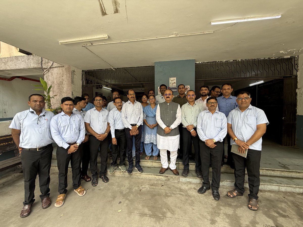 ashishsood_bjp's tweet image. आज सूरत में सुमन हाईस्कूल नं. 6, उधना का दौरा किया और सूरत महानगरपालिका द्वारा संचालित नई शिक्षा प्रणाली की समीक्षा की।

विद्यार्थियों को स्मार्ट बोर्ड के ज़रिए पढ़ते देखना, AI और रोबोटिक्स लैब में उनका नवाचार देखना एक प्रेरणादायक अनुभव रहा। ड्रोन, 3D प्रिंटर और सेंसर आधारित…