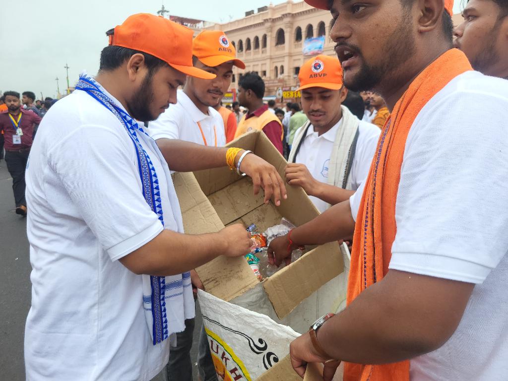 #ABVPinRathaJatra

ପୁରୀ ରଥଯାତ୍ରାରେ ଏବିଭିପିର <a href="/SFDIndiaOrg/">STUDENTS FOR DEVELOPMENT - Vikasarth Vidyarthi</a> ଗତିବିଧି ତରଫରୁ 'ପ୍ଲାଷ୍ଟିକ୍ ମୁକ୍ତ ରଥଯାତ୍ରା' ଅଭିଯାନ ମାଧ୍ୟମରେ କାର୍ଯ୍ୟକର୍ତ୍ତାମାନେ ପୁରୀ ବଡ଼ଦାଣ୍ଡରେ ସଫେଇ କାର୍ଯ୍ୟ କରିଛନ୍ତି।

#ABVPForSociety
#ABVPOdisha #ABVP