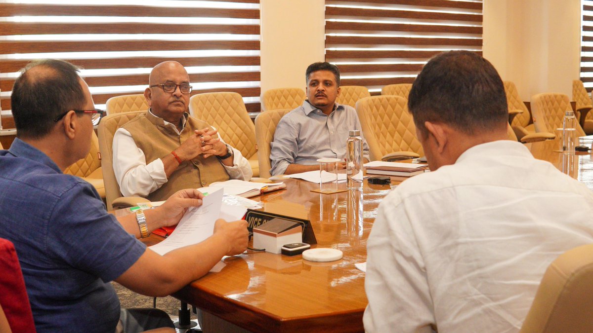ngmahanta's tweet photo. অসমৰ প্ৰাক্তন মুখ্যমন্ত্ৰী প্রয়াত গোলাপ বৰবৰা দেৱৰ জন্ম শতবাৰ্ষিকী উপলক্ষে তেখেতৰ জীৱন তথা দৰ্শন সম্পৰ্কে এখন আগশাৰীৰ স্মৰণিকা প্ৰকাশ কৰাৰ অৰ্থে আয়োজিত এক গুৰুত্বপূৰ্ণ বৈঠকত মিলিত হওঁ। 

উক্ত বৈঠকত পদ্মশ্ৰী অজয় কুমাৰ দত্ত ডাঙৰীয়া, প্ৰয়াত গোলাপ বৰবৰা দেৱৰ পুত্ৰ পংকজ বৰবৰা আৰু অভিনৱ পি. বৰবৰা, লেখক ড⁰ ৰঞ্জিত সভাপণ্ডিত, মাধৱদেৱ বিশ্ববিদ্যালয়ৰ সন্মানীয় উপাচাৰ্য ড⁰ অৰূপজ্যোতি চৌধুৰী উপস্থিত থাকে। 

@p_borbora @CMOfficeAssam

#CentenaryCelebration #AssamLegacy
#LegacyOfLeadership #SouvenirCommittee