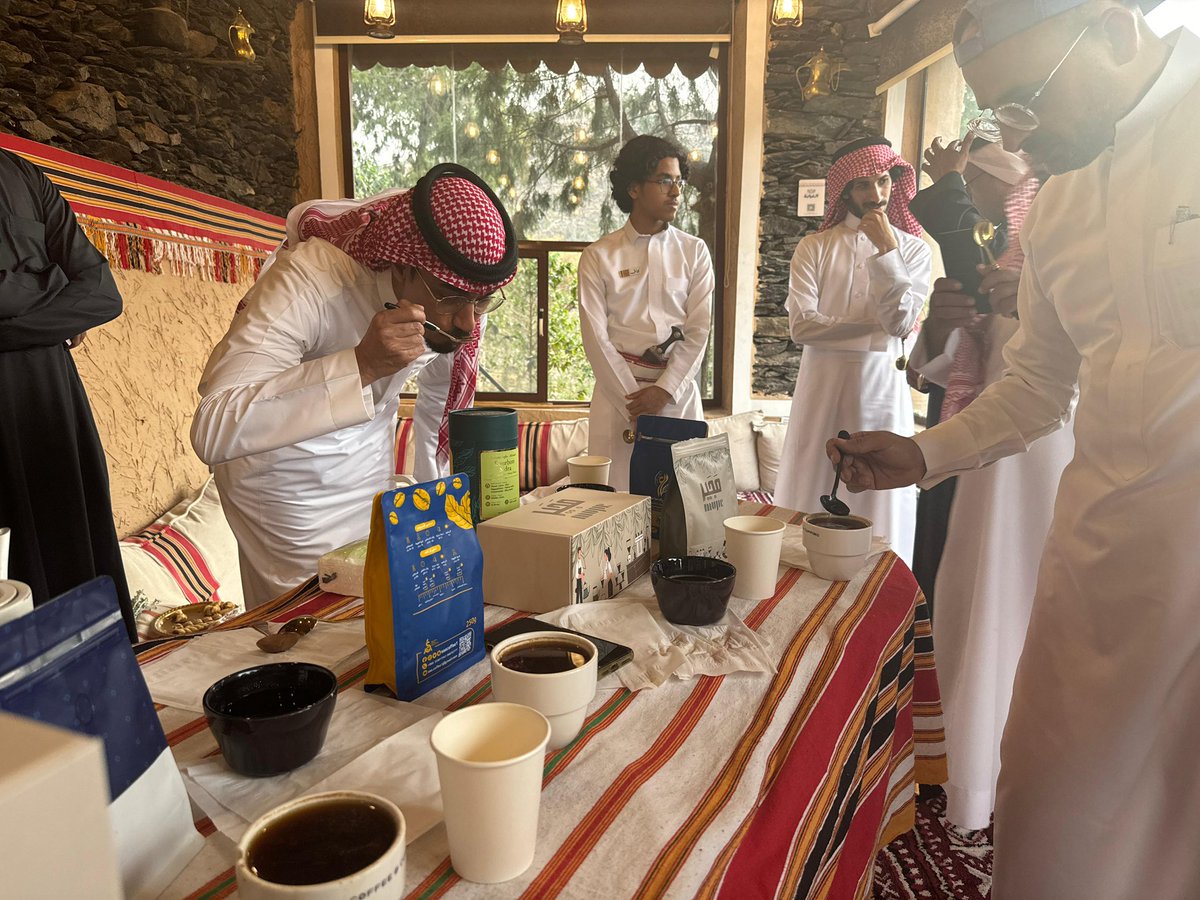 rasa20300's tweet photo. تشرفنا بتولي التنفيذ اللوجستي لزيارة مزارع البن في جبل طلان وذلك بمناسبة تدشين محمصة مجير زيارة ملهمة جمعت بين عبق البن وروح المكان 🤩

#رص_لتنظيم_الفعاليات
#مزارع_البن_الخولاني https://t.co/xvVH8OfjZd