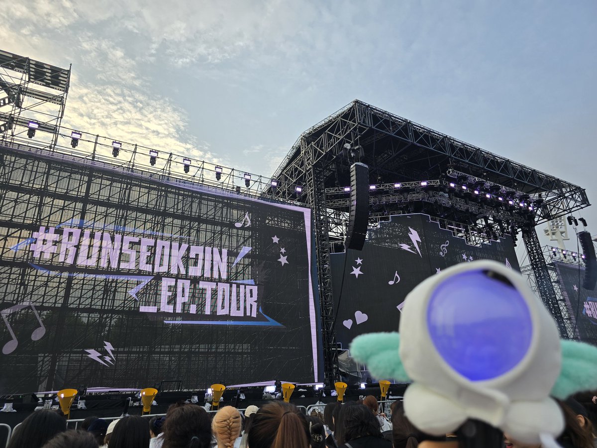 skytree0613's tweet photo. 20250628
석지니 첫콘 다녀옴.
바쁜 일상에 치여 살다가 힐링하고 옴♡
#방탄소년단진 #김석진 #진  #BTSJIN 
#Jin_TOUR_KOREA #RUNSEOKJIN_epTOUR_KOREA
@BTS_twt https://t.co/yr8rF9TGme