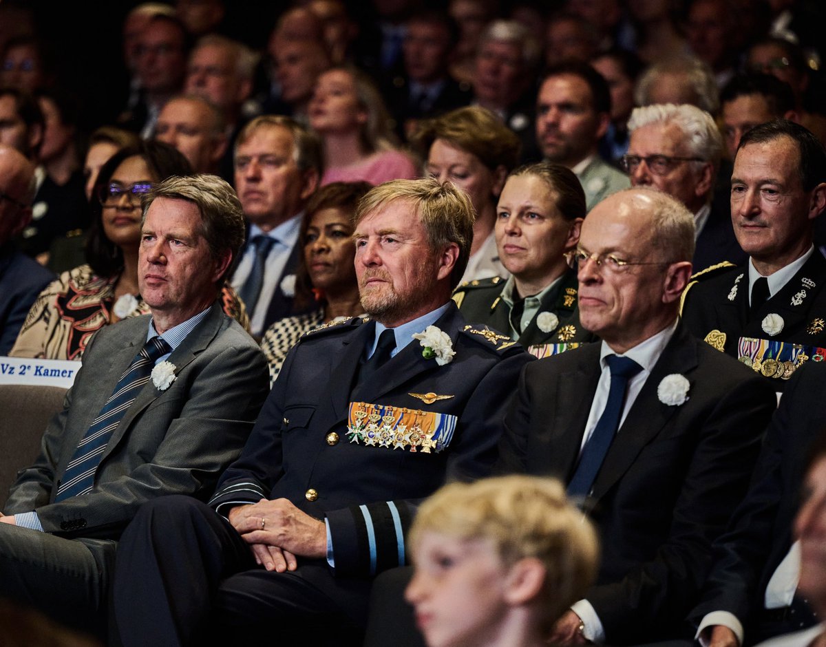 2eKamertweets's tweet image. Voorzitter Martin Bosma en Eerste Kamervoorzitter @Jan_Anthonie waren vandaag namens de Staten-Generaal aanwezig bij de Veteranendag in Den Haag. Op deze dag worden alle Nederlandse veteranen geëerd die zich hebben ingezet in dienst van de vrede. #TweedeKamer #Veteranendag
