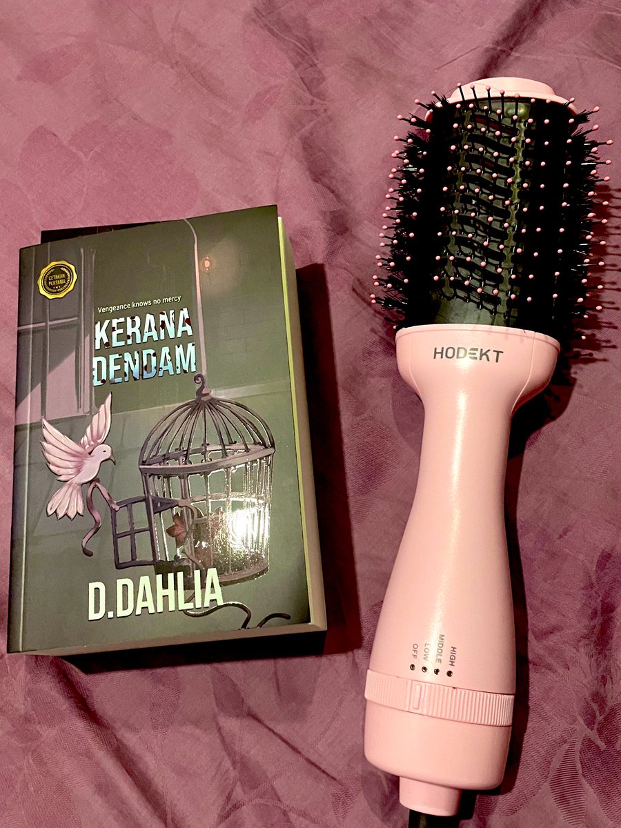 cloverrant's tweet image. Lepas Serunai Maut, buku ni one of buku yang aku excited nak baca. Tapi since tebal dia cam kamus aku hold. Disebabkan minggu depan dah nak masuk gua jadinya boleh dah kot weekends ni kita kasi settle buku ni.