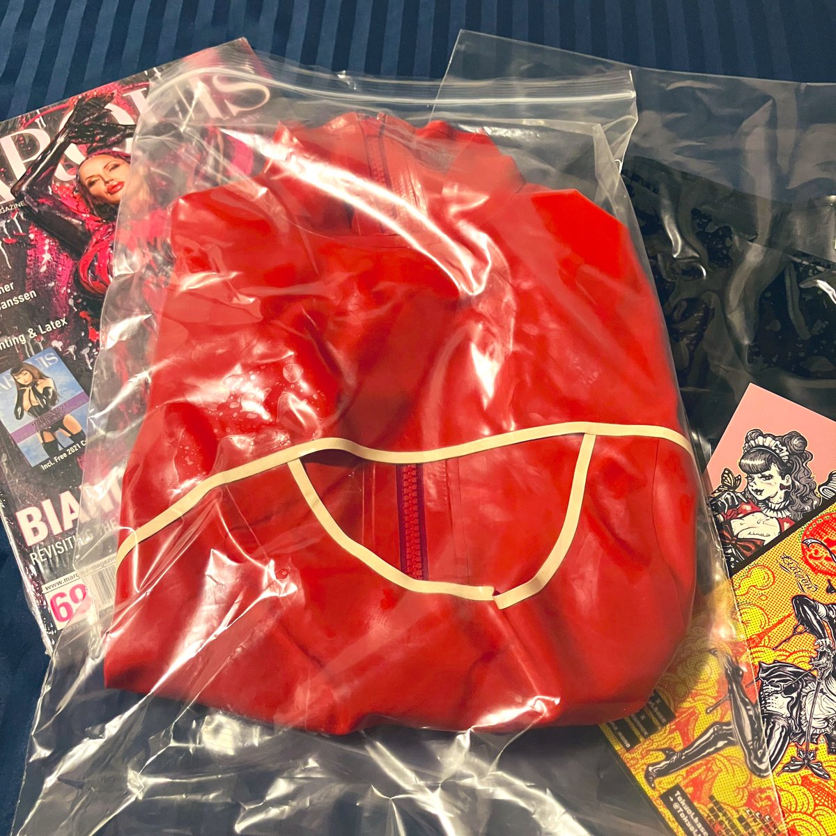 amakarafufu's tweet image. 久しぶりの投稿です。
@TokyoLbaseAkiba さんで新しい衣装購入✨
着るのが楽しみです😊
ポストカード可愛くて、大きなポスターあったら欲しいです🥰
帰りはパピコ食べながら夜の街を歩きました🍦 餡子
#ラバー #ラテックス #rubber #latex
