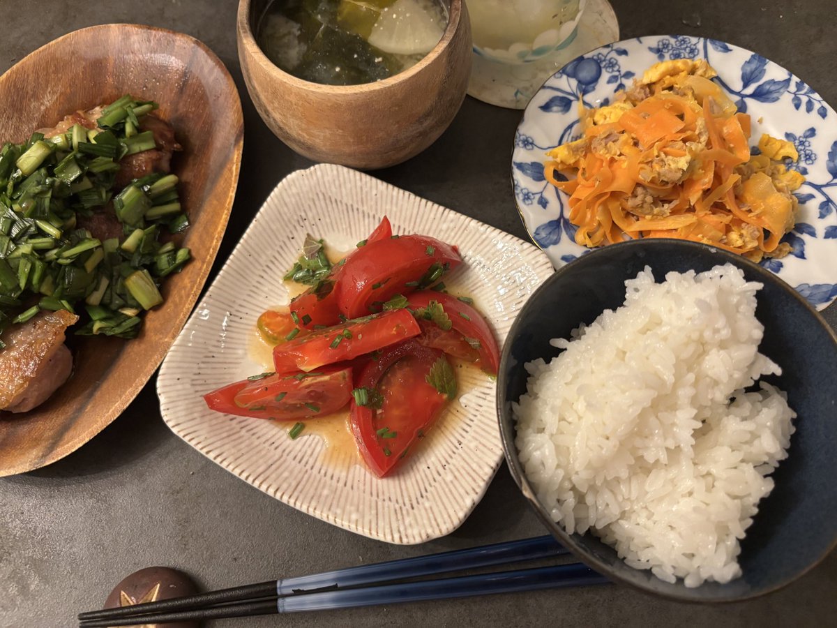 帰ったらミィラさんが「ニラだれもも肉炒めと、にんじんしりしりと、トマトのサッパリ漬けと、お味噌汁」

を作ってくれました。

#今日のミィラさん