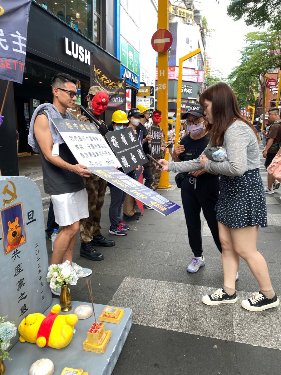 jackson66368924's tweet photo. 🔥戰友們 堅持 #第117週 上街傳播爆料革命 

就在戰友們堅持不懈地走上街頭、傳播真相之下，今天有超過百位民眾現場下載蓋特！📱

當民眾停下腳步，聆聽戰友們講述爆料革命真相後，紛紛大聲喊出「台灣加油！」

我們深知，這不是一句口號，是對民主、自由、正義的支持！

正如七哥說的，正義終究會戰勝邪惡，只要堅持行動🌟

#爆料革命消滅中共
#中共不代表中國人
#郭文貴
#MilesGuo
#NFSC
#新中國聯邦