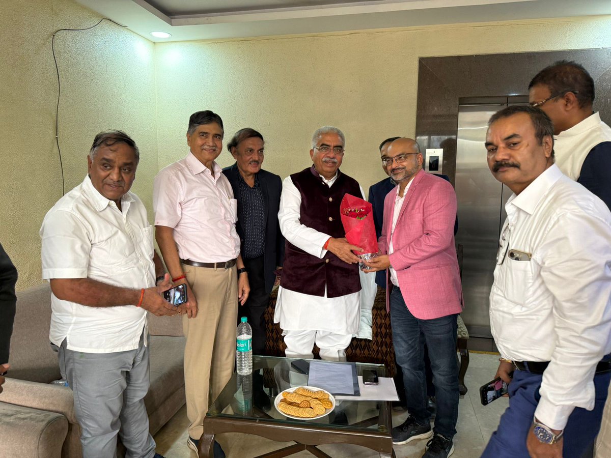 नवपाड़ा, मुंबई स्थित नन्दगिरि राजकीय अतिथि गृह में उत्तर प्रदेश विकास मंच (UPDF) द्वारा MSME उद्यमियों संग समीक्षा बैठक आयोजित की गई।

इस दौरान यूपी में निवेश, उद्यमिता को बढ़ावा देने तथा नीतियों में सुझावों को शामिल करने हेतु सार्थक संवाद हुआ।