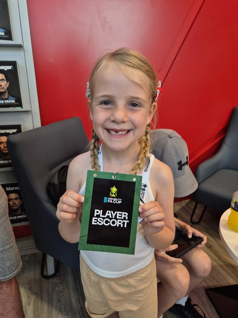 When you're player escort for the Disability FA Cup Final and got to see the Lionsesses too! June loved waving to <a href="/hannahhampton_/">Hannah Hampton</a> <a href="/niamhcharles7/">Niamh Charles</a> <a href="/ellatoone99/">Ella Toone</a>