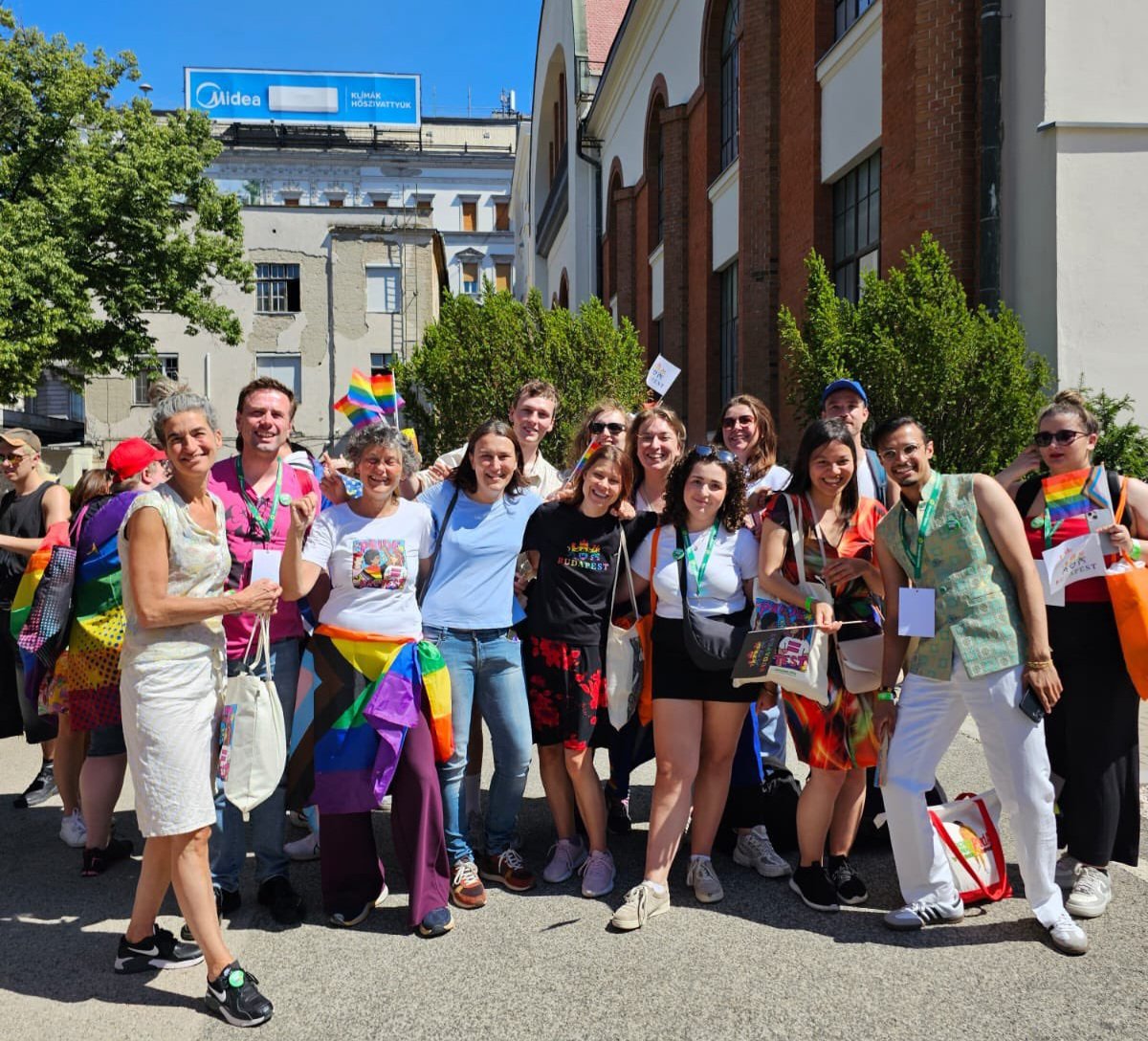 Week of wat geleden motie indienen om zoveel mogelijk Israëlische burgerdoden te faciliteren want die Joden moet een lesje geleerd worden en nu in Boedapest regenboogdildo's uitdelen om Hongaren diversiteit op te dringen.

Die Kati Piri toch.

#Boedapest #Pride #Pride #Boedapest