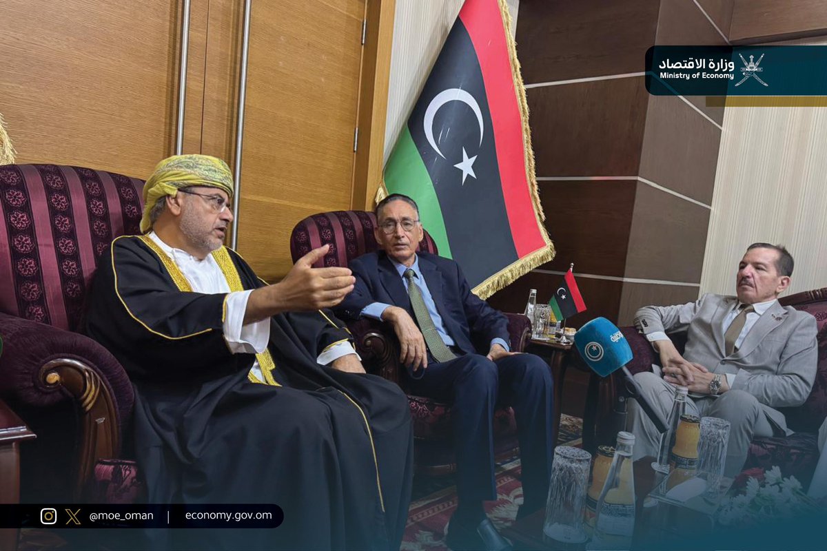 معالي الدكتور سعيد الصقري وزير الاقتصاد يلتقي بمعالي وزير التخطيط، ومعالي وزير الاقتصاد والتجارة بدولة ليبيا الشقيقة، في نقاش بنّاء حول تفعيل اللجنة العُمانية الليبية المشتركة، وتعزيز مجالات التعاون والاستثمار، وتبادل الخبرات في مجالات التنمية والتخطيط.