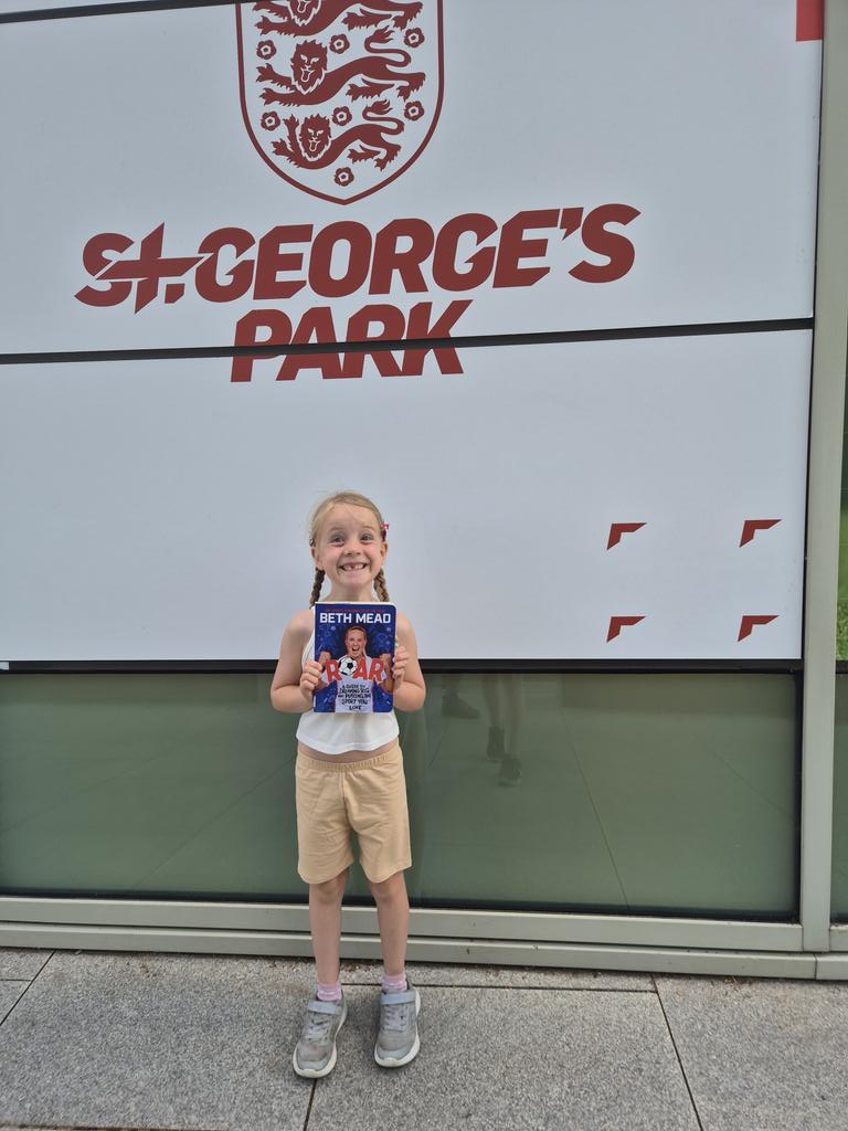 June is player escort today and saw <a href="/bmeado9/">Beth Mead MBE</a> who she called to and she waved. Never has she been so excited!!