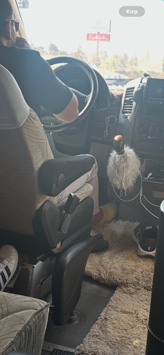 Adam ayakkabısı çıkardı çekirdek çitlere çitleye minibüs kullanıyo