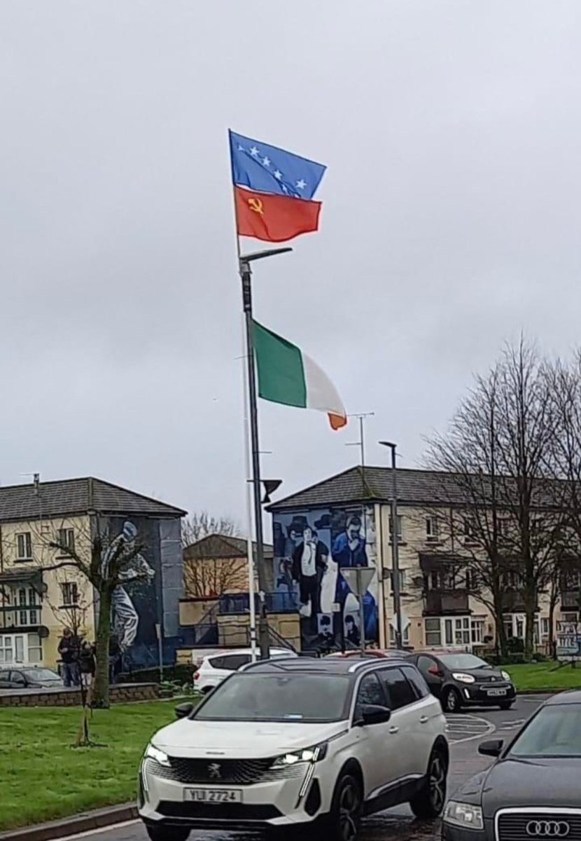 BronzyGuevara's tweet photo. ↪️ Flag of the USSR flys over the Bogside, along with the starry plough and Irish Tricolour colour, erected by the republican socialist youth movement (the youth branch of the Irish republican socialist party).

#Ireland #Bogside #Derry https://t.co/dcbUCq1z26
