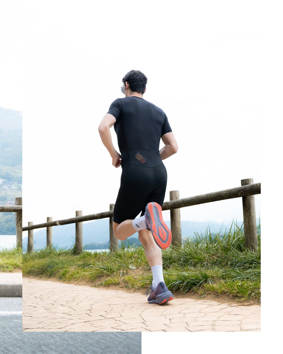Athlex Lite.
The incorporation of highly elastic fabrics guarantee a perfect fit, providing good compression without reducing the suit’s flexibility.
Plus, two rear pockets offer enough space to store your nutrition during the race.

#ChasingEpic #RaisedInTheWater #Triathlon
