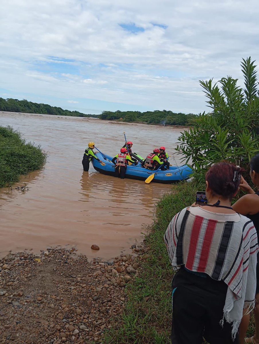Prensalibcasan's tweet photo. Dos Volquetas fueron arrasadas por la creciente del río Charte en inmediaciones de #Morichal #Yopal. Uno de los conductores identificado como Mario Vera quedó atrapado dentro del vehículo. Las Volquetas son utilizadas para cargar material de arrastre https://t.co/PlecwGB6pW