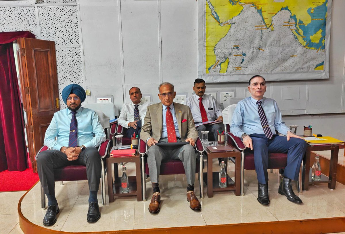 ia_awc's tweet image. Insightful session! Admiral Arun Prakash (Retd) inspired HCC-54 officers at #AWC, Mhow, highlighting the power of reading &amp;amp; intellectual rigour in shaping future leaders into true Scholar Warriors. @adgpi @artrac_ia @Indiannavy @IAF_MCC