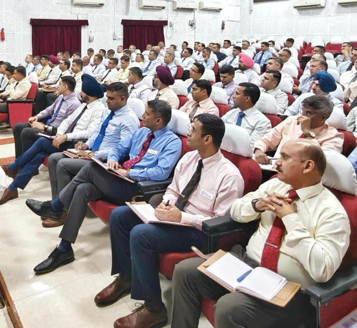 ia_awc's tweet image. Insightful session! Admiral Arun Prakash (Retd) inspired HCC-54 officers at #AWC, Mhow, highlighting the power of reading &amp;amp; intellectual rigour in shaping future leaders into true Scholar Warriors. @adgpi @artrac_ia @Indiannavy @IAF_MCC