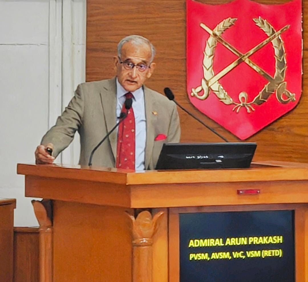 ia_awc's tweet image. Insightful session! Admiral Arun Prakash (Retd) inspired HCC-54 officers at #AWC, Mhow, highlighting the power of reading &amp;amp; intellectual rigour in shaping future leaders into true Scholar Warriors. @adgpi @artrac_ia @Indiannavy @IAF_MCC