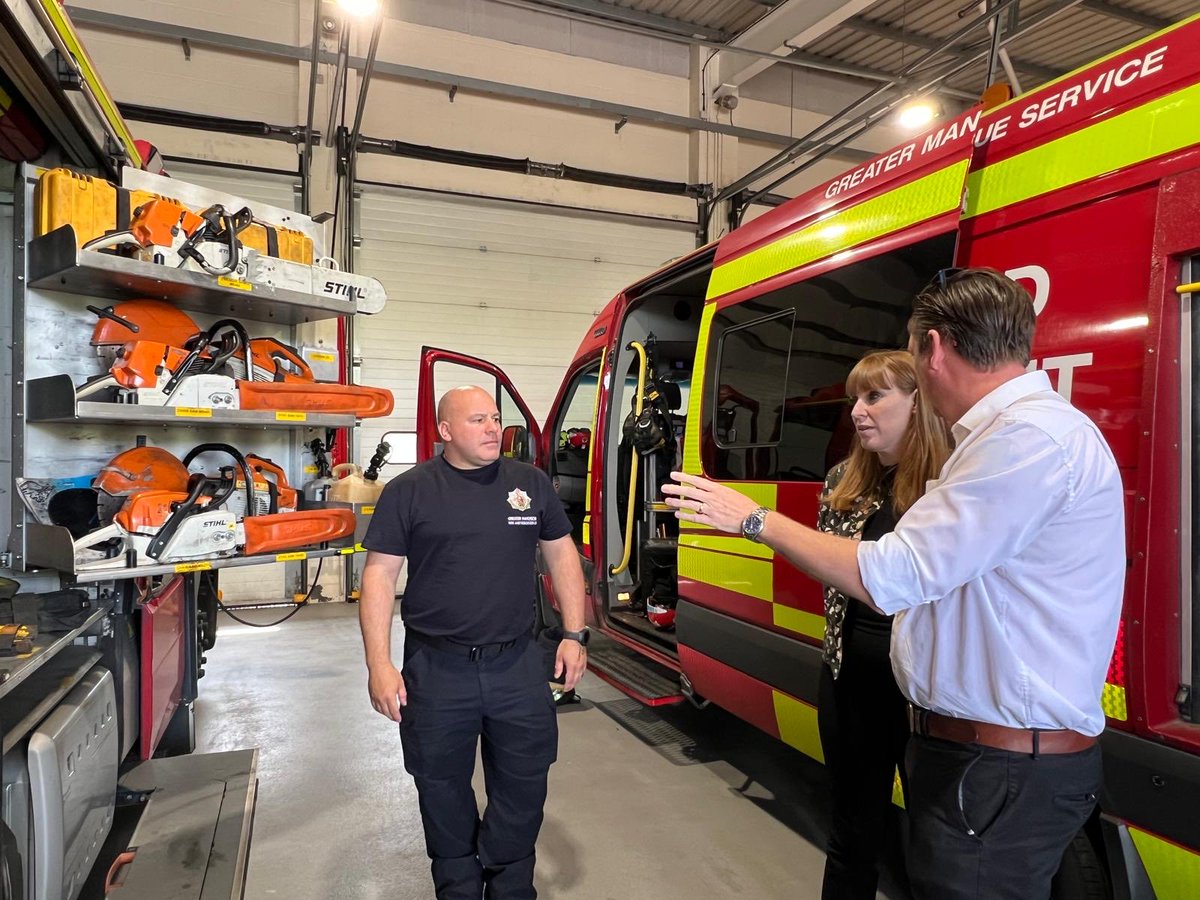 FBUManchester's tweet image. FBU officials and members recently welcomed the visit of Deputy Prime Minister and constituency MP @AngelaRayner to Ashton Fire Station
Without major increases in government funding, firefighter numbers in Manchester are severely at risk.
#investintheFRS #FundTheFrontLine