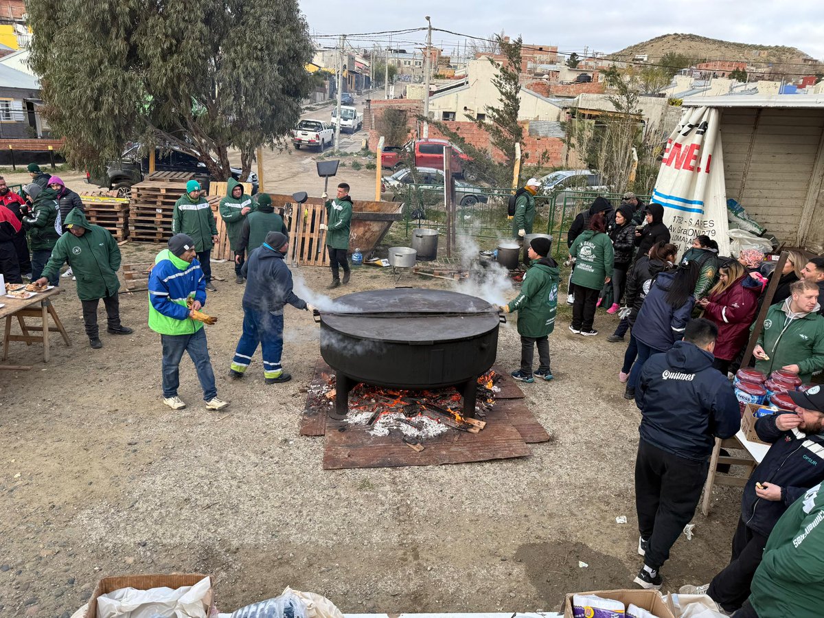 #CamionerosSolidarios🚛🚛🇦🇷🇦🇷
#NielFrioNosPara
#Compromiso
Desde muy temprano, trabajadores y trabajadoras camioneras, colaboran -aún en su día de franco- para que la olla de esta mañana en el Moure (Comodoro) salga de la mejor manera. Sensibilidad, de eso se trata. 
Somos Pueblo