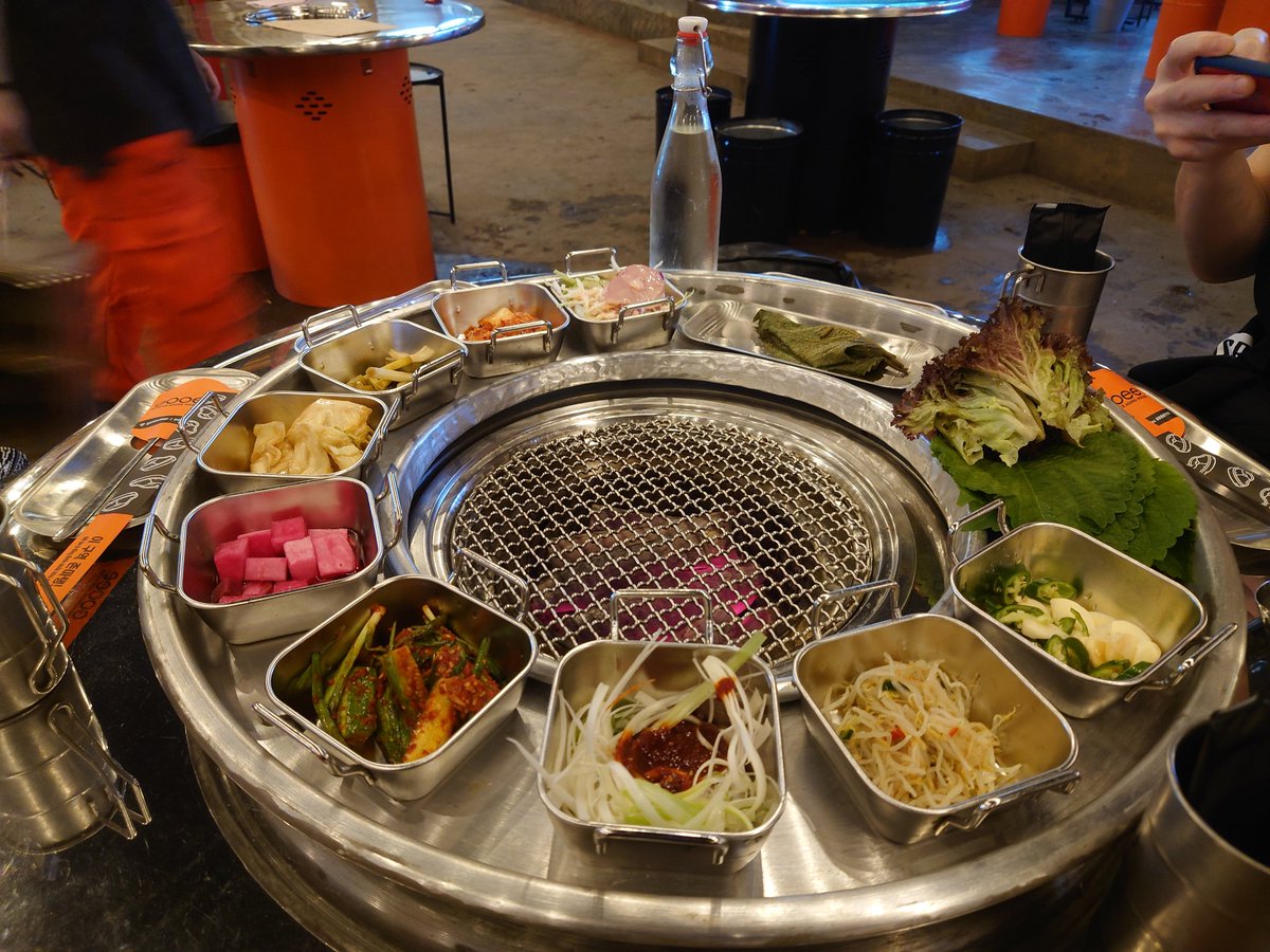 Ama_ryuutoku's tweet photo. 今夜の夕食は焼肉だぁぁぁぁッ！！
ヽ(=´▽`=)ﾉ
日本のとはまた違うからオススメ！
＃海外旅行　＃夕食　＃焼肉 https://t.co/g5eMEvHhfw