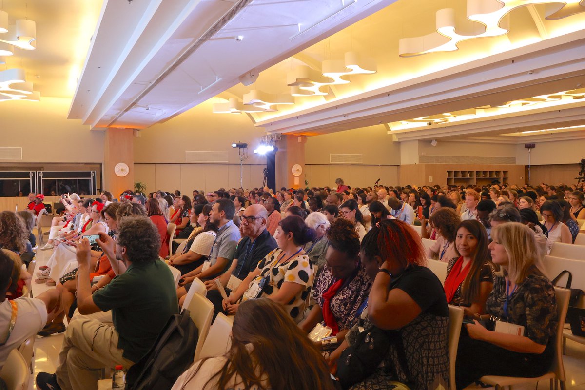 🌎 ¡Arranca el Foro de Sociedad Civil en el marco de la #FpD4! Organizaciones de todo el mundo nos reunimos para impulsar una nueva economía que ponga en el centro a las personas y el planeta. ¡No al lucro, la deuda y al extractivismo!
Es hora de recuperar el presente y futuro.