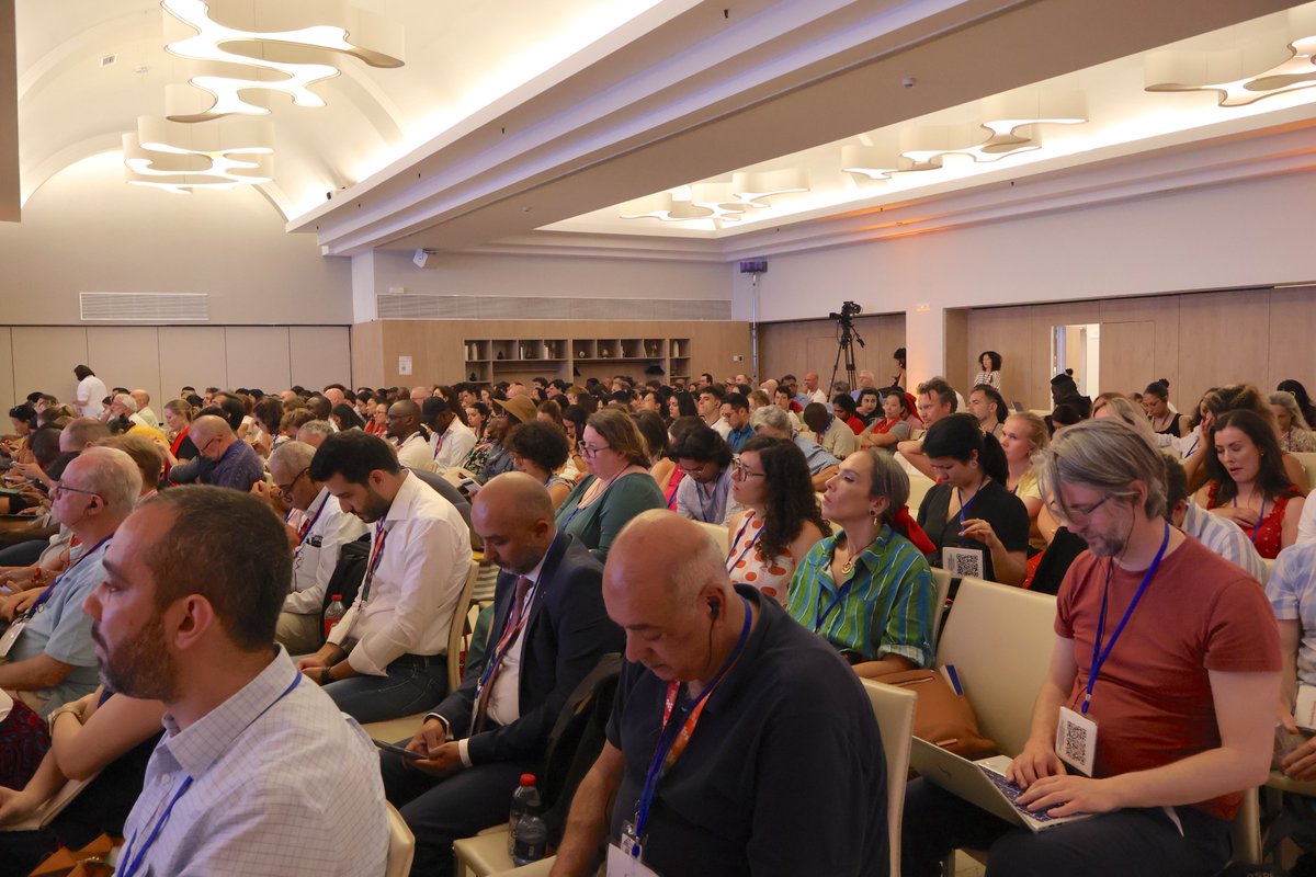 latindadd's tweet photo. 🌎 ¡Arranca el Foro de Sociedad Civil en el marco de la #FpD4! Organizaciones de todo el mundo nos reunimos para impulsar una nueva economía que ponga en el centro a las personas y el planeta. ¡No al lucro, la deuda y al extractivismo!
Es hora de recuperar el presente y futuro. ✊🏽

#FfD4People #FfD4 #VidaAntesQueDeuda