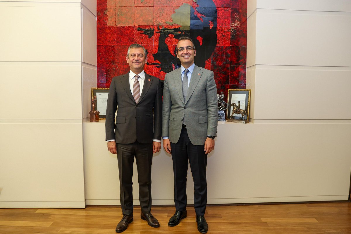 19 Mart günü, şafak vakti, evlerimizde hukuksuzca gözaltına alındığımızda, dışarıda kimsemiz kalmaz, insanlar umutsuz ve çaresizce etrafımızdan çekilir sandılar. 

Fakat öyle olmadı. 

İlk andan itibaren gençler yanımızda oldular. Halkımız yanımızda oldu. Ve onlarla omuz omuza,