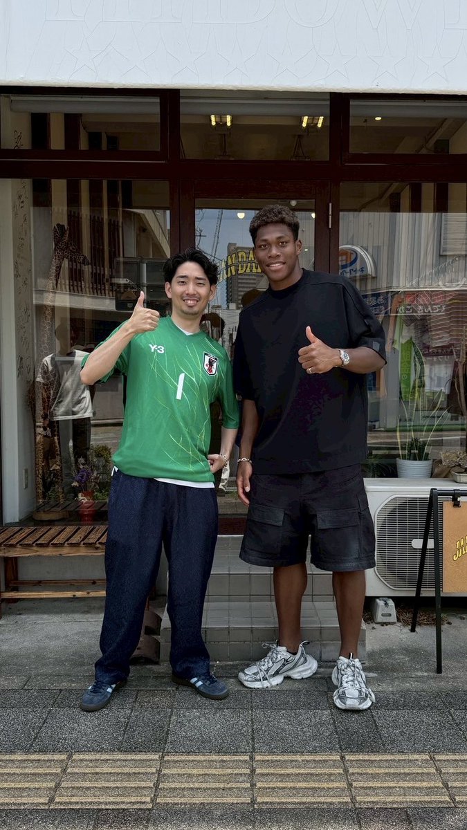 鈴木彩艶選手がなんと岡崎に遊びに来てくれました！！！

久しぶりにサッカー少年の目になってたなぁ〜と自分で思ってます。これからも遠くからクラブも代表も応援してます⚽️

（この緑のユニフォーム私服で着たいぐらい可愛い）