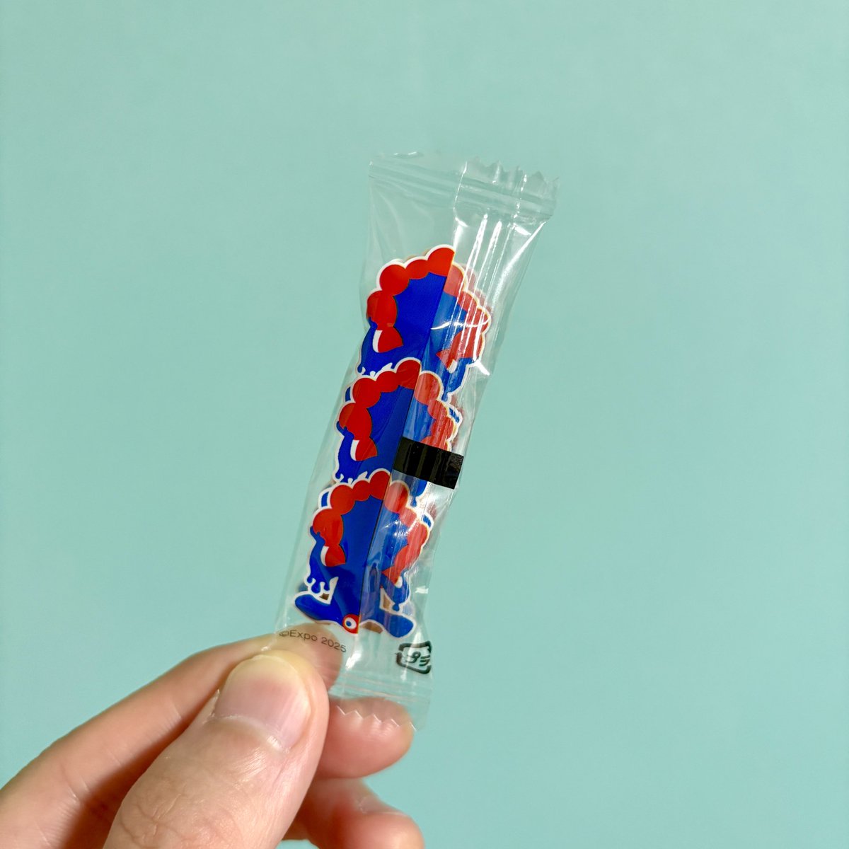 ミャクミャクあられ、ミャクミャクをイメージしたのか丸い豆菓子と