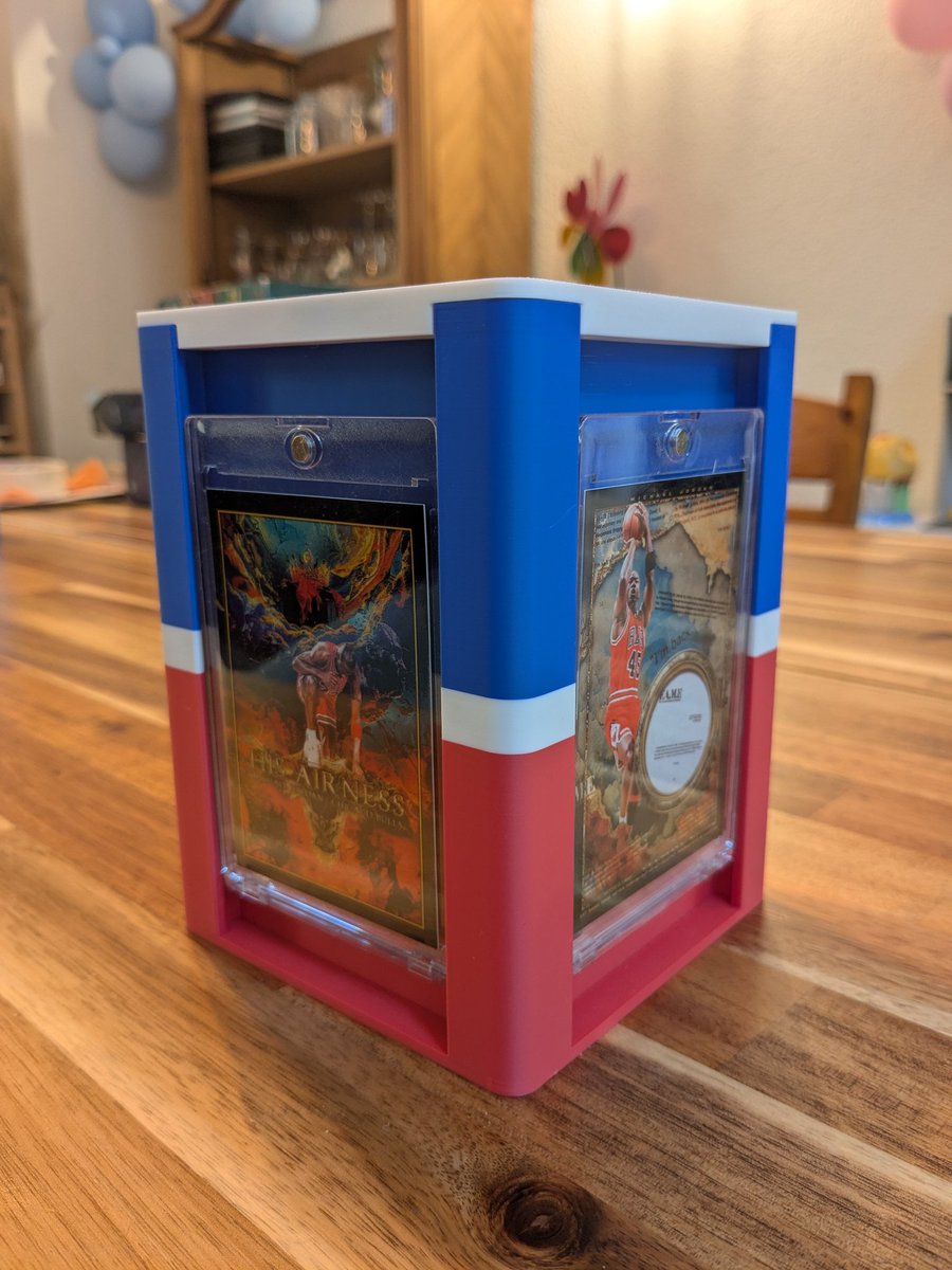 bobbynoute's tweet image. J&apos;ai trouvé cette petite boîte sur vinted, idéale pour ranger et sublimer nos plus belles cartes (comme celles de @ZetawC ). 
#Hobby #cardsaddicts