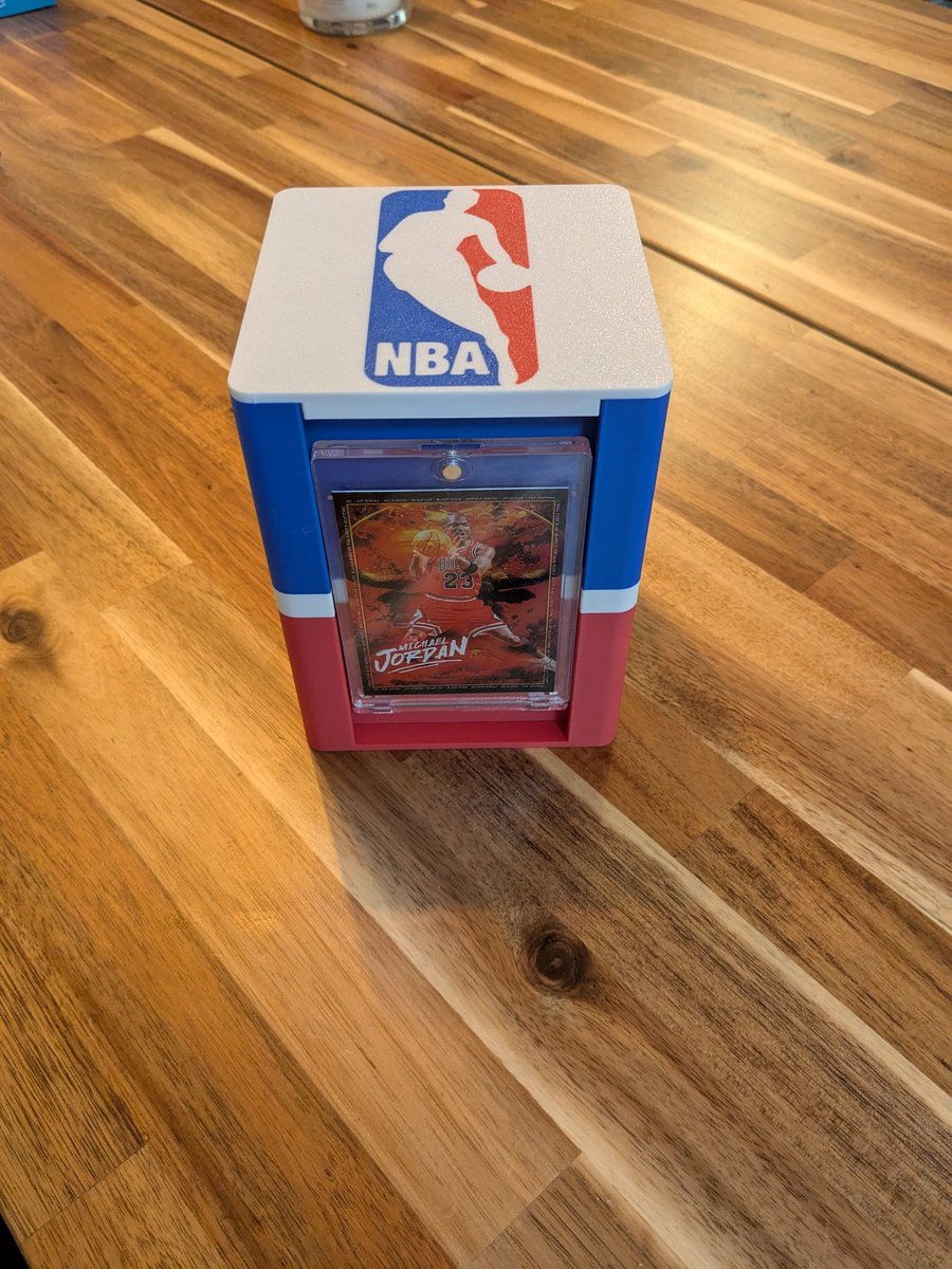 bobbynoute's tweet image. J&apos;ai trouvé cette petite boîte sur vinted, idéale pour ranger et sublimer nos plus belles cartes (comme celles de @ZetawC ). 
#Hobby #cardsaddicts