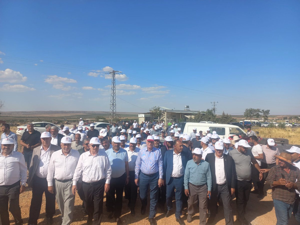 semsibayraktar's tweet photo. Kilis’te kuraklıktan zarar gören buğday tarlalarında incelemelerde bulundum. Üreticilerimizin yaşadığı sorunları yerinde gördük. Ziraat Odası Başkanlarımız ve üreticilerimizle birlikte gerçekleştirdiğimiz basın açıklamasında, yaşanan afet nedeniyle mağduriyet yaşayan çiftçilerimizin yanında olmaya devam edeceğimizi ifade ettim.